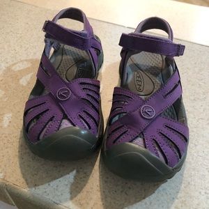 Girls Keens size 1 never worn (Reposhing our little girl never ended up wearing)